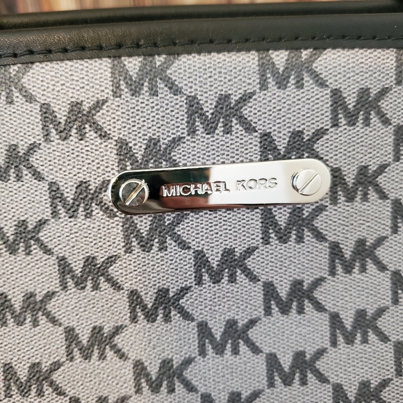 Michael Kors Emry Logo Signature - Picture 8 of 13